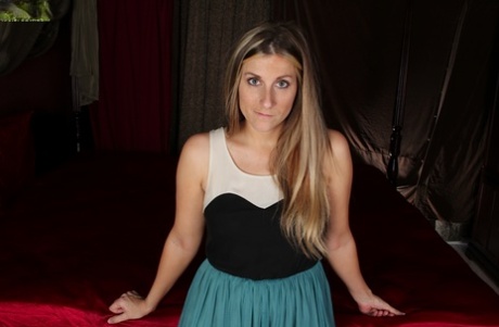 Reife Hure Kate Lynn mit großen Titten zieht sich aus und masturbiert