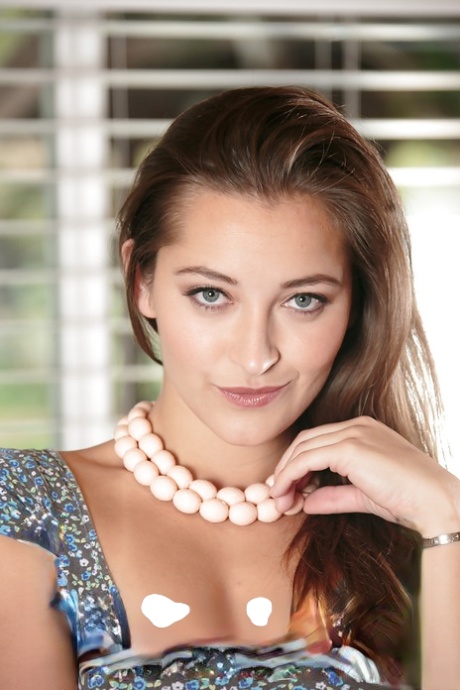 Dani Daniels luciendo bien como siempre y mostrando su coño peludo