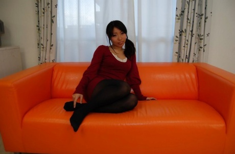 Aziatische babe Rika Hirashita wast haar harige kutje in de badkamer