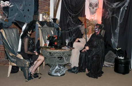 Gruppesex-scene med store bryster milf i kostume Armani St. James