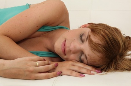 Närbild poserar åtgärder från en häpnadsväckande teen babe DreamB Girl