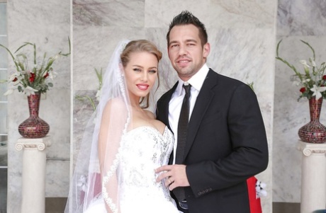 As deslumbrantes MILFs de casamento Julia e Nicole estão a chupar uma bela pila