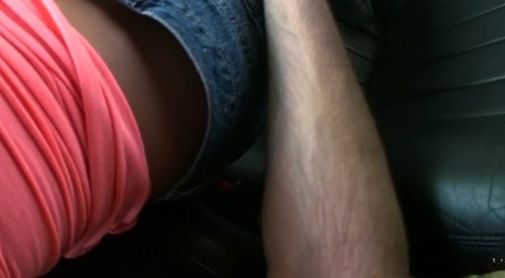 Rachel Raven dosiert erstaunlichen blowjob und zeigt Ihr Höschen im freien