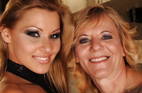 Adolescente Cindy Hope tiene una lesbiana madura en lencería sexy para follar