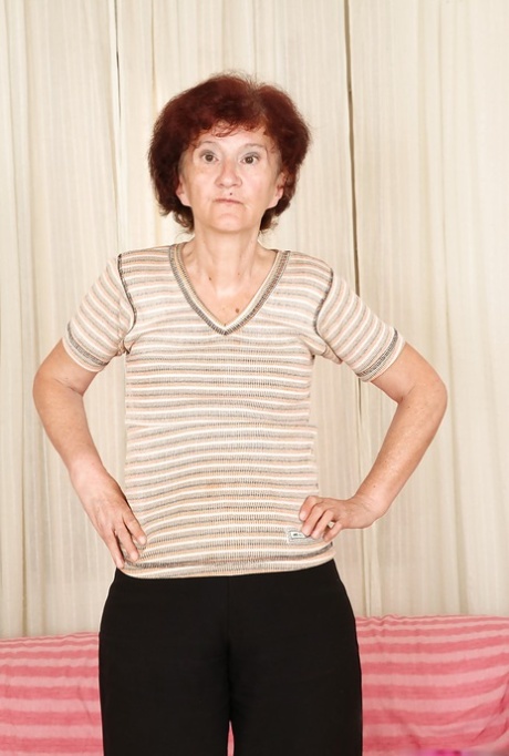 红发老奶奶 Marcelina 在卧室里裸体示人！