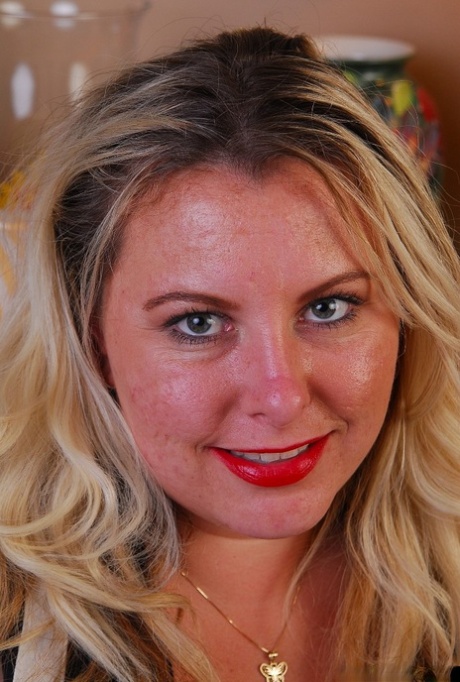 Storbrystede blonde BBW Tawni blottlegger sine strømper og truser