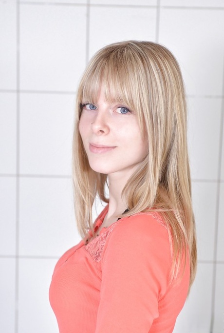 Drobná blondýnka Bianka Brill šíří její dokonalé růžové teen pussy