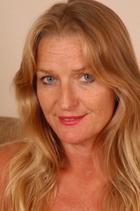 Ældre blondine Vickie slipper sine hængebryster løs fra toppen