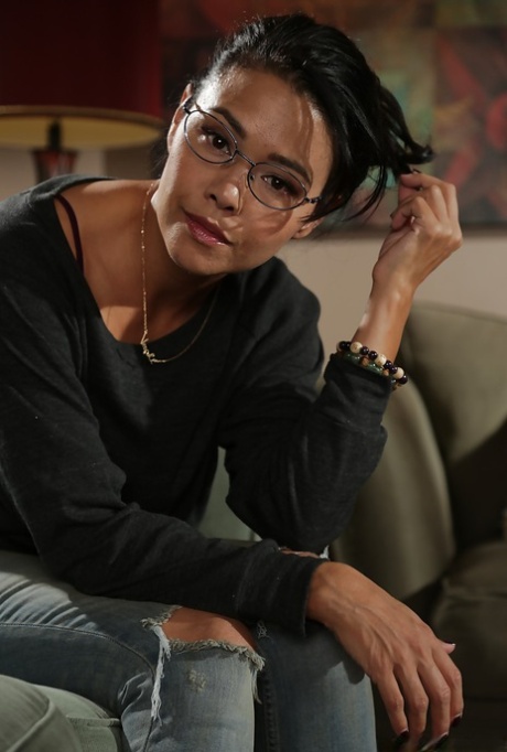 Geek Dana Vespoli muestra sus increíbles tetas y culo asiáticos