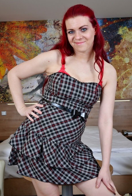 Corazon Del Angel, uma mulher ruiva e cor-de-rosa, com a sua roupa interior cor-de-rosa