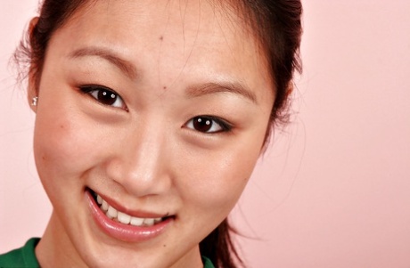 Aziatische amateur Evelyn Lin verwijdert cheerleader uniform om kleine tieten te tonen