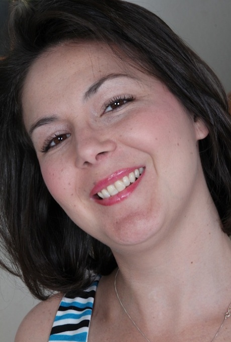 Bruneta MILF Penny Prite šíří vyholenou kundičku po odhození spodního prádla