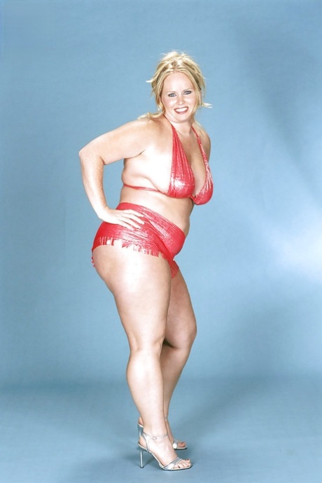 Blondynka BBW Kaitlin Klien pokazująca gruby tyłek i duże obwisłe cycki na zewnątrz