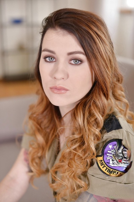 Militärische Uniform gekleidet Babe Misha Cross Ausziehen zu verbreiten glatte Pussy