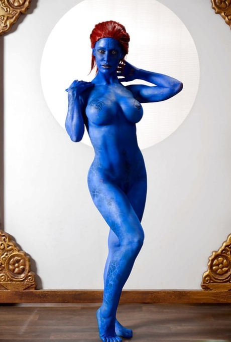 La rossa fetish Nicole Aniston sfoggia grandi tette nude in body paint