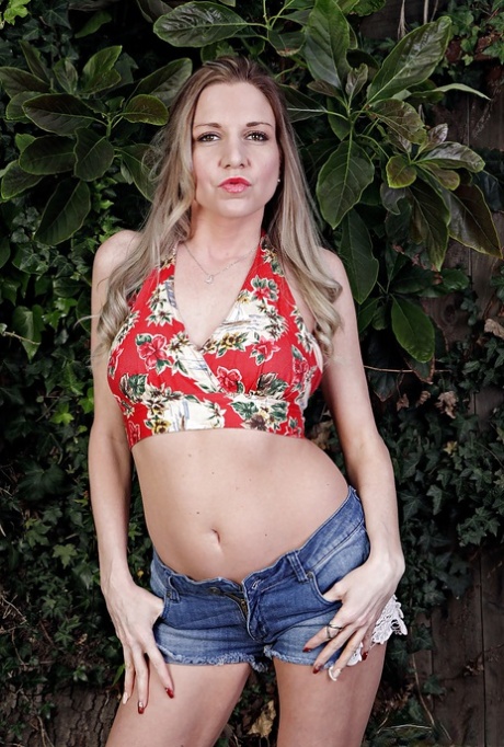 Latynoska modelka Jessica Taylor zrzuca szorty i bikini na podwórku