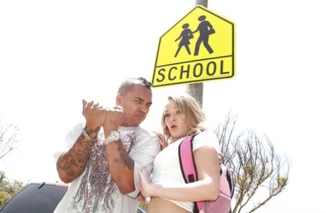 Kensey Knox a des relations sexuelles interraciales avec une énorme bite.