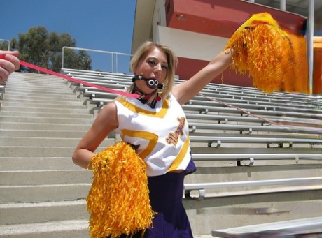Teen cheerleader Shawna Lenee blir knullad bunden med massor av sperma