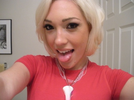 La bionda platinata ex fidanzata Lily Labeau si scatta un selfie nuda nello specchio del bagno