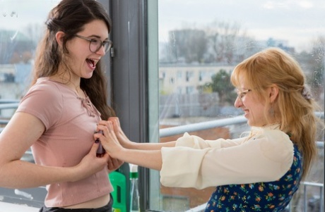 Hania y Emilia chupan la cara y las tetas antes de comerse el coño