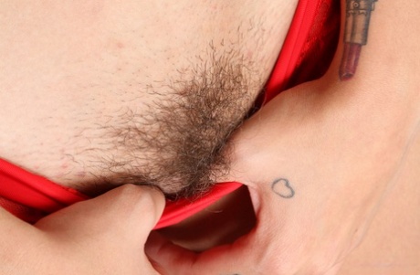 Cassidy Banks mostra a sua rata aparada no primeiro temporizador latino