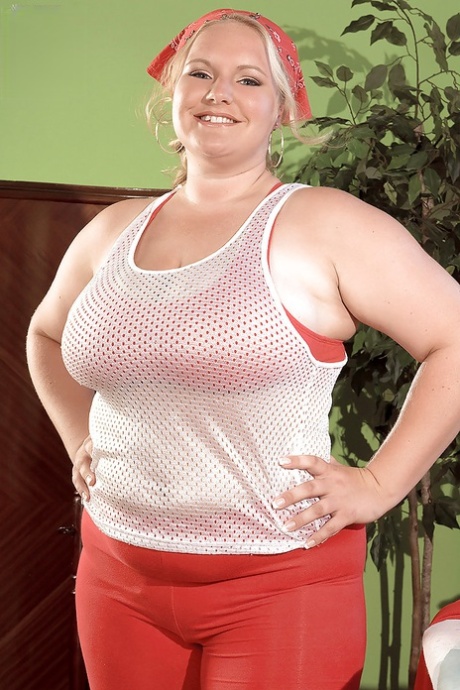 巨乳のヴェロニカ・ヴォーンがオッパイを見せつける