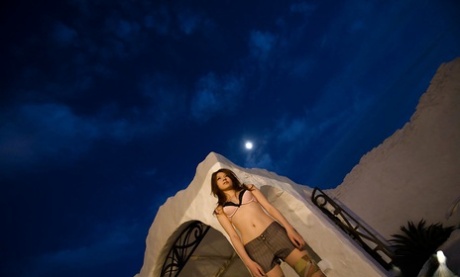 La seducente teenager asiatica in calze Rina Koizumi si spoglia