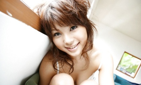Atemberaubende asiatische Babe Azumi Harusaki entblößt ihre zierlichen Kurven