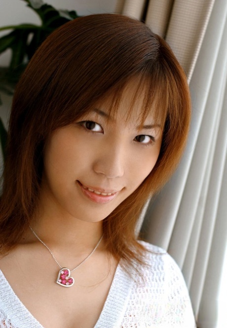 Fuckable asian gal with nice jugs striptýz její oblečení