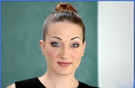 Nepříjemná MILF učitelka Rachel Luv šíří vyholenou kundičku až na hranici možností