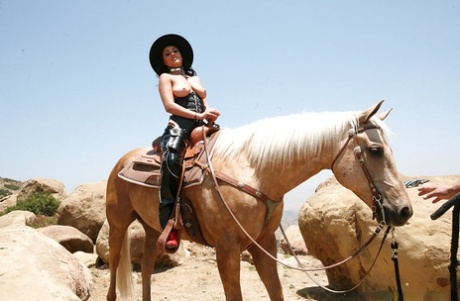 Busty latina vixen Charley Chase poserer utendørs i snazzy cowgirl antrekk