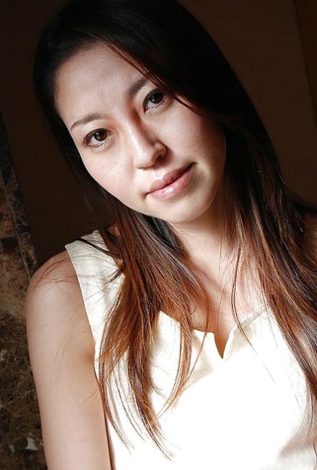 Fräsch asiatisk MILF Satomi Endou gör sig av med sin klänning och underkläder