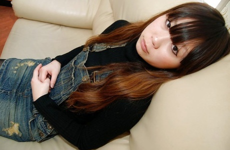 La adolescente asiática Manami Igawa se desnuda y demuestra su jugosa raja