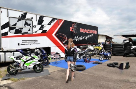 Petite russo teen con grande tette Alice Wayne prende scopata da un muscular biker