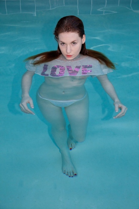 Peituda ruiva adolescente namorada Emily Archer toma um banho na piscina