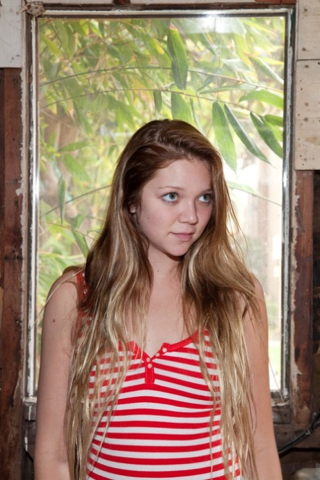 Den søde teenager Jessie Andrews tager sexet læbestift på, før hun poserer i frækt lingeri