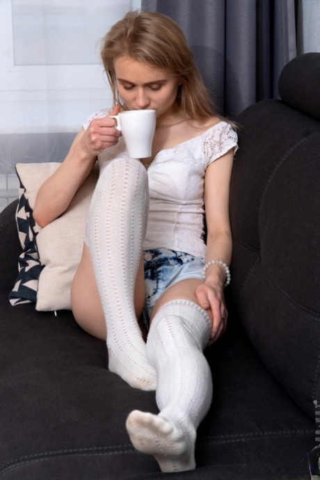 Den lilla ryska tonåringen Light Fairy klär av sig naken och masserar sin fitta