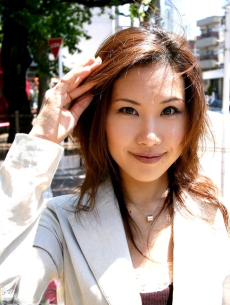 Japanische Puppe Yuuki Mitamura saugt einen kleinen Schwanz & bekommt ihre haarige Vagina geschraubt