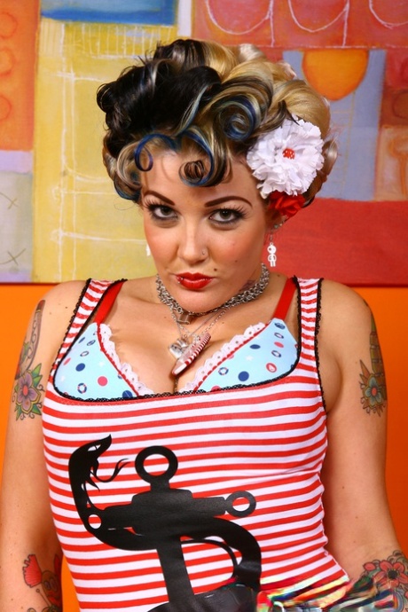 Den hotte pin-up-pige Candy Monroe bliver vædret af en BBC foran sin elsker