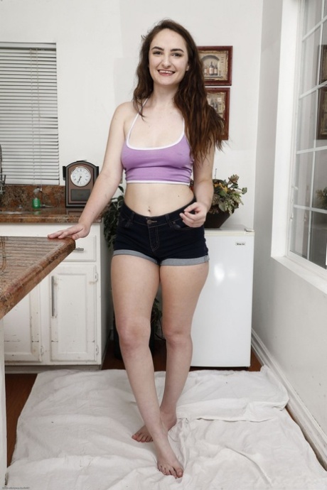 愛らしい素人美女ルシ・ラヴェットがショーツを脱いで茂みをいじめる