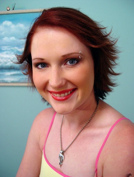 Babe mit Piercings Ms Desrey wird vor ihrem Freund von einem BBC gefickt