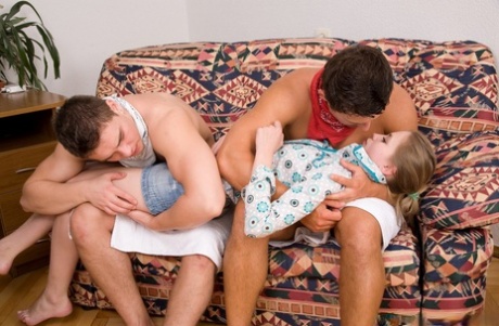Angela, une adolescente en chaleur avec un petit corps, se fait baiser par ses deux amies en chaleur.