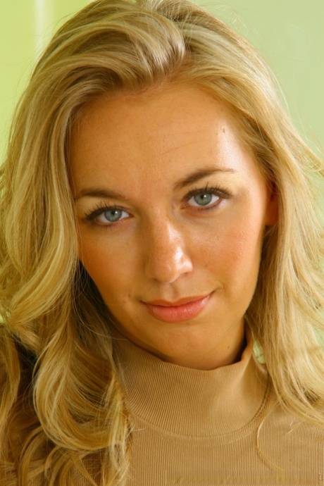 Den blonde babe Hayley-Marie stripper til sine lacy strømper og viser sine store bryster