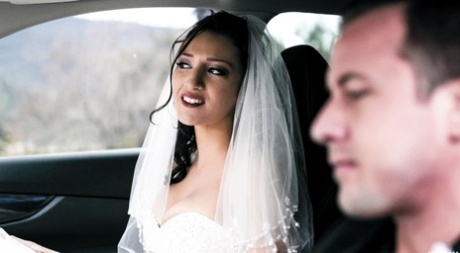 A noiva adolescente Bella Rolland é fodida pelo irmão do noivo no dia do casamento