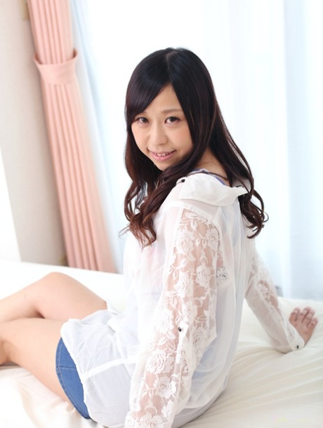 Söt asiatisk tjej Saki Nakanishi visar sin creampied puffy fitta efter hett sex