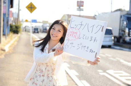 La novia japonesa Ami Manaka masturbada, deshuesada y eyaculada