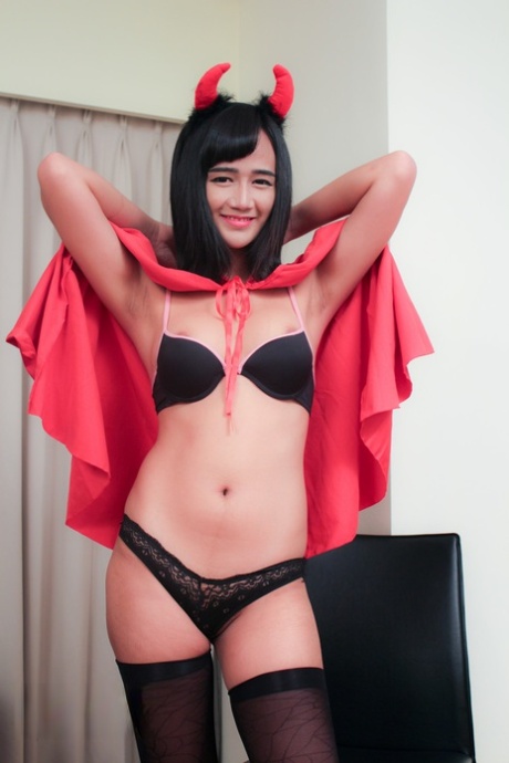 Sexy ladyboy devil Gift krijgt een harde anale lul in verschillende posities