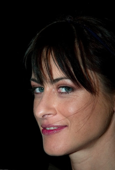 Tmavovlasá MILF Cecilia Vega je připoutána ke kůlu, má roubík a hraje si s ním