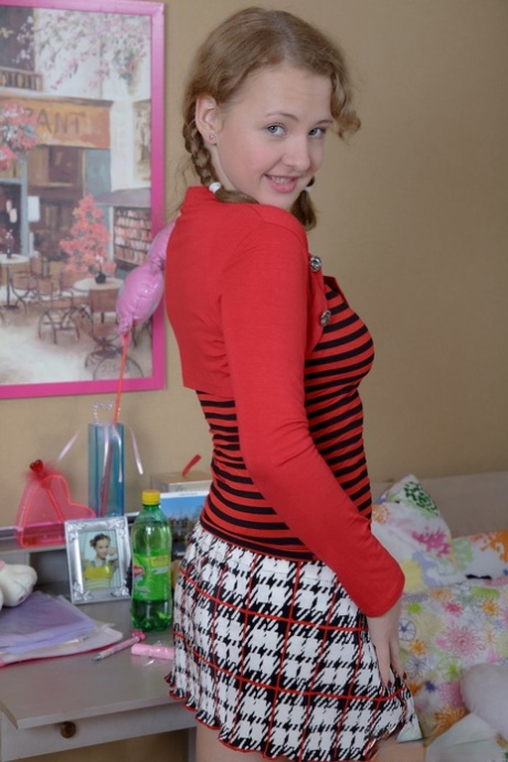 Adorable adolescente avec des nattes Rose prend une énorme bite dans son trou d
