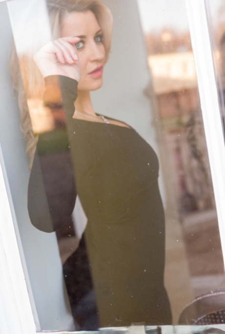 Busty wife Sienna Day giver verdensklasse hoved og rider en dejlig hård pik